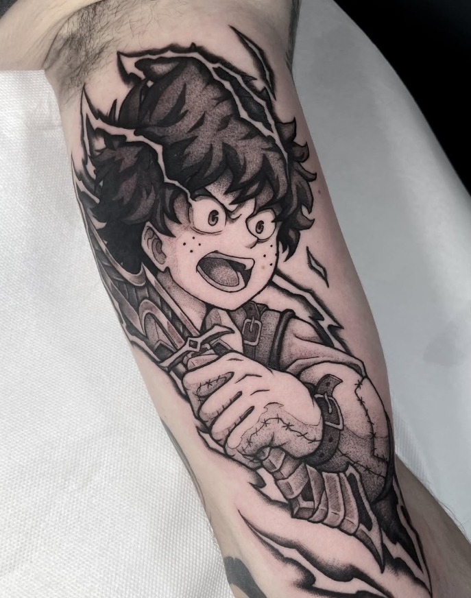 Tatouage blackwork de Deku, personnage de My Hero Academia, réalisé à l'intérieur du biceps.