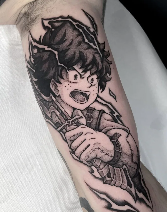 Tatouage blackwork de Deku, personnage de My Hero Academia, réalisé à l'intérieur du biceps.
