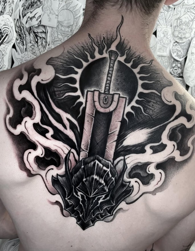 Composition blackwork Berserk avec l'épée et le casque de Guts, réalisée à la nuque et dans le haut du dos.