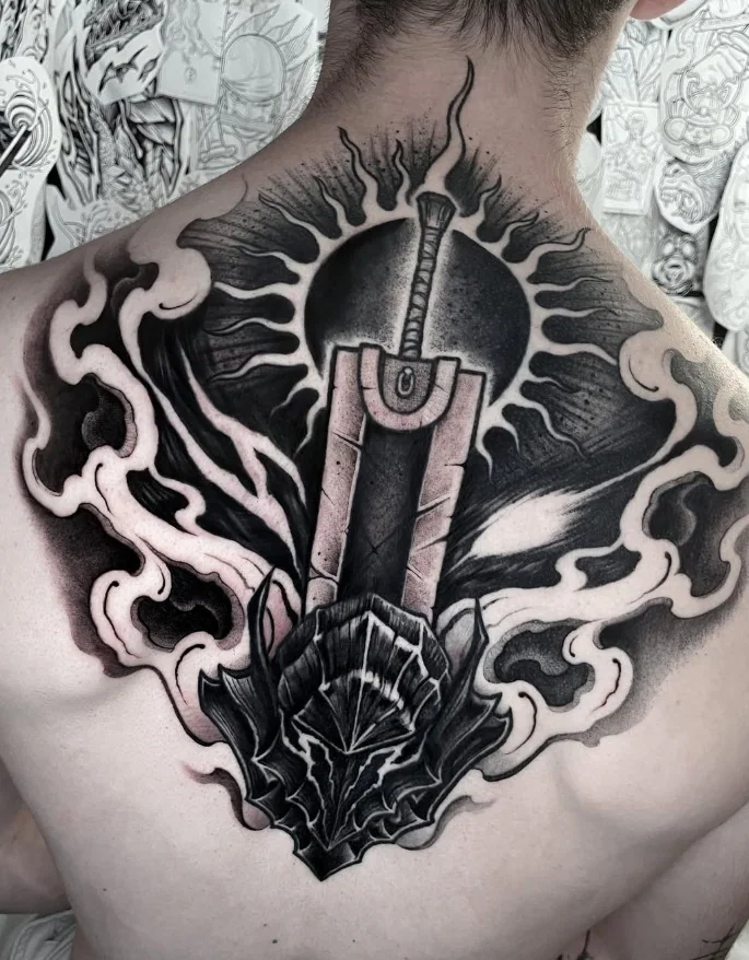 Composition blackwork Berserk avec l'épée et le casque de Guts, réalisée à la nuque et dans le haut du dos.
