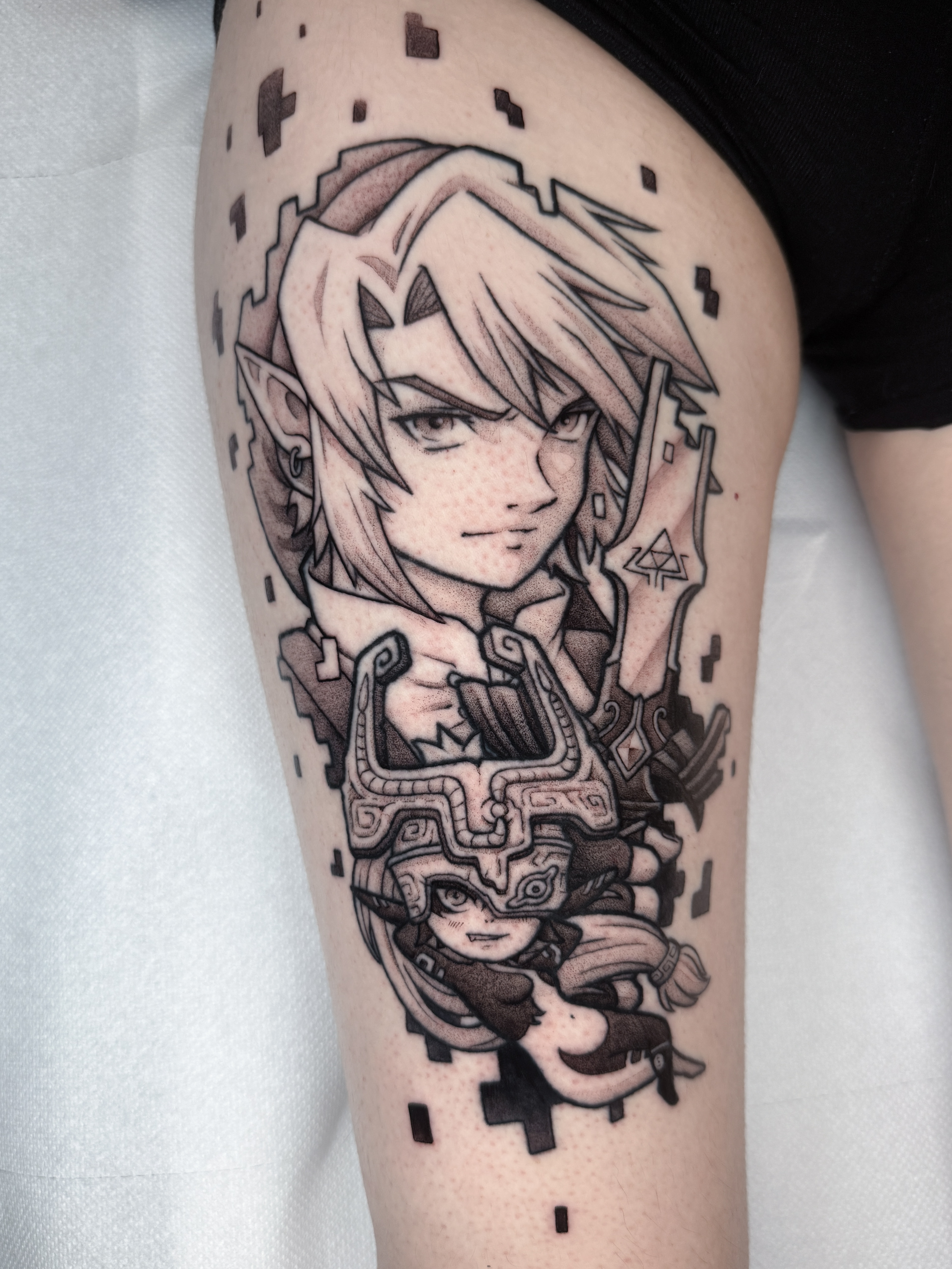 Grande composition blackwork de Link et Midona, personnages de Zelda: Twilight Princess, réalisée sur la cuisse avec ombrages doux et tracé détaillé.