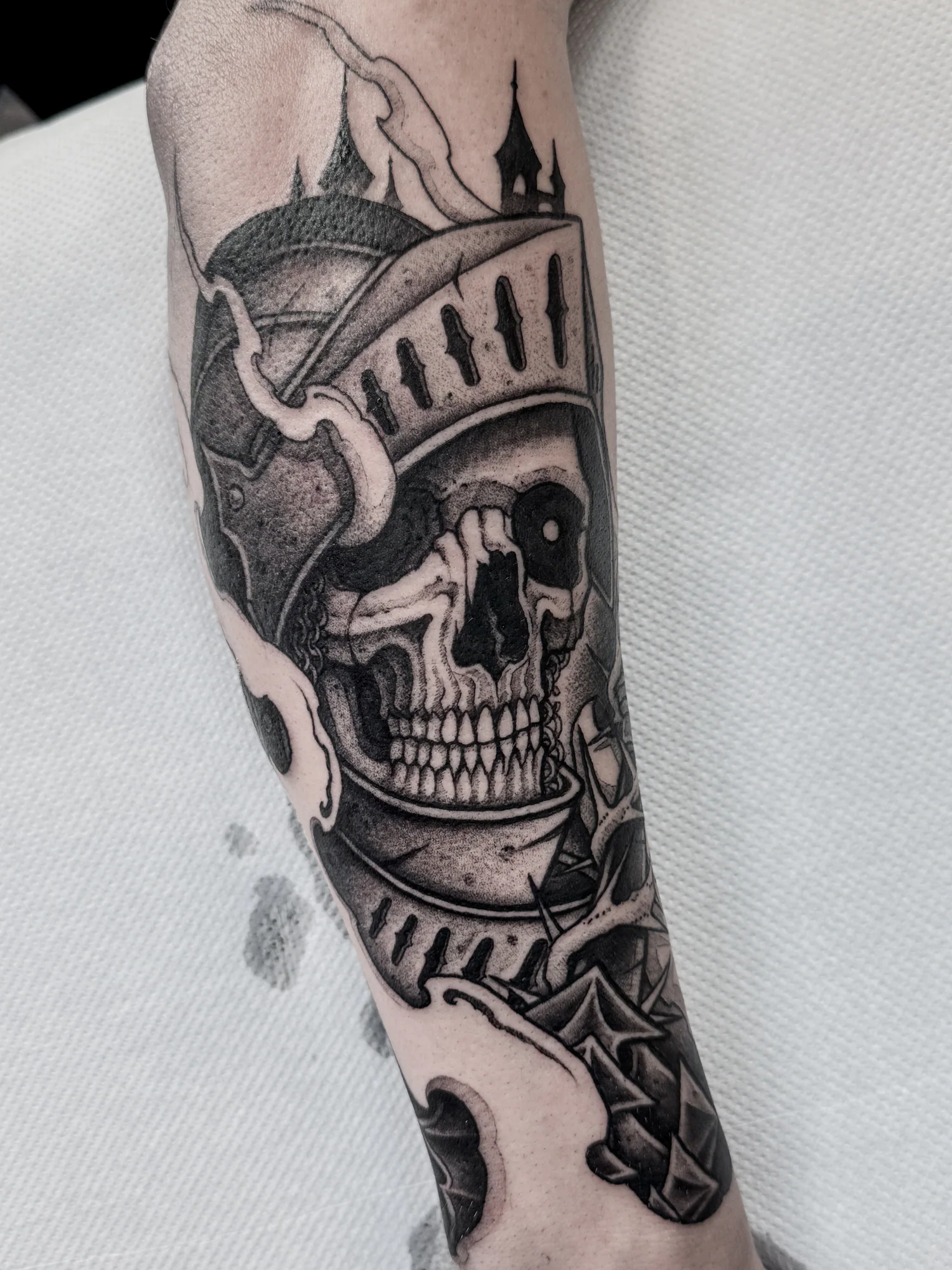 Tatouage blackwork d'un squelette en armure médiévale, réalisé sur l'extérieur de l'avant-bras dans un style sombre et détaillé.